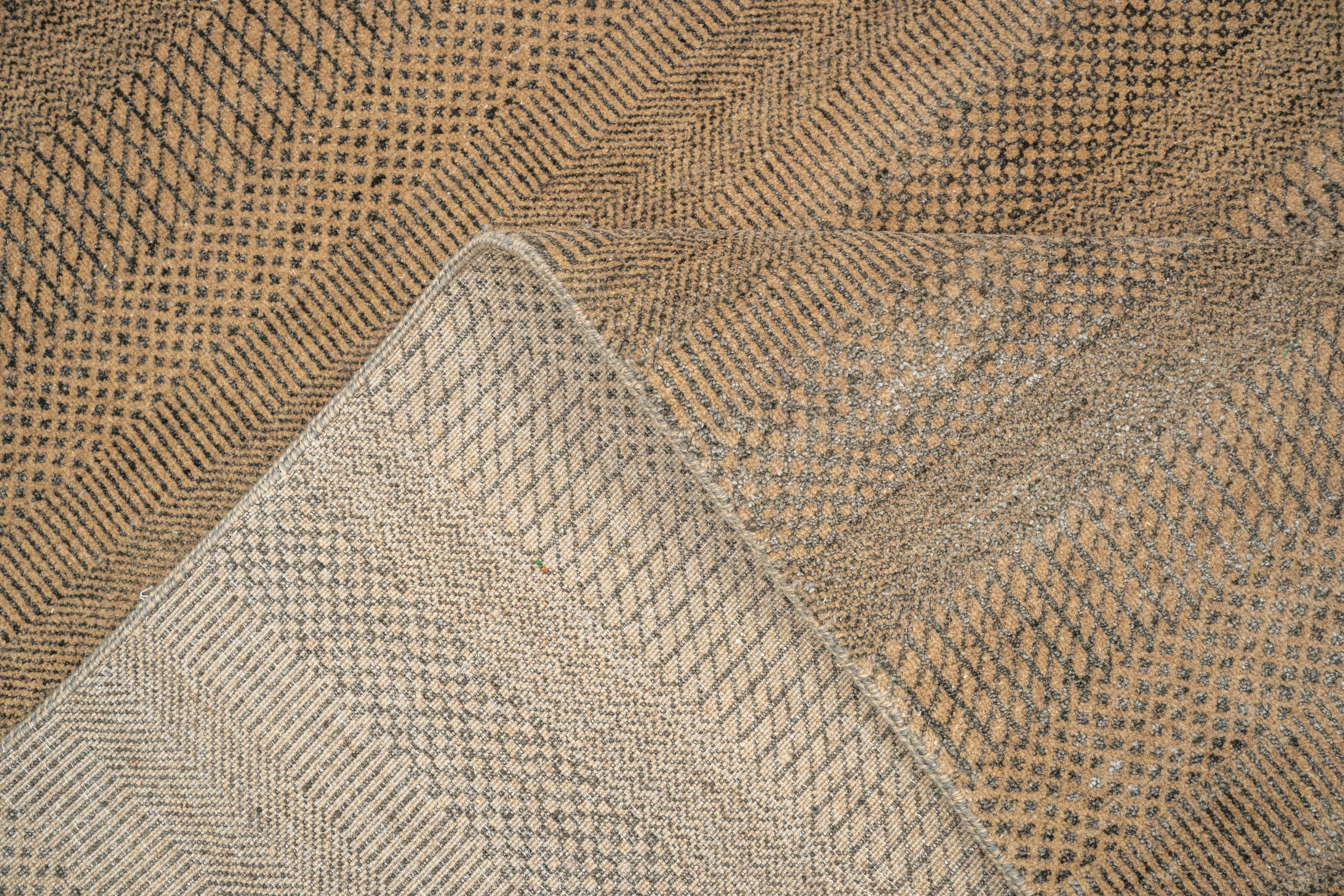 Handknotted Carpet, DIA - 775 MCN, Tan & Liver Chestnut